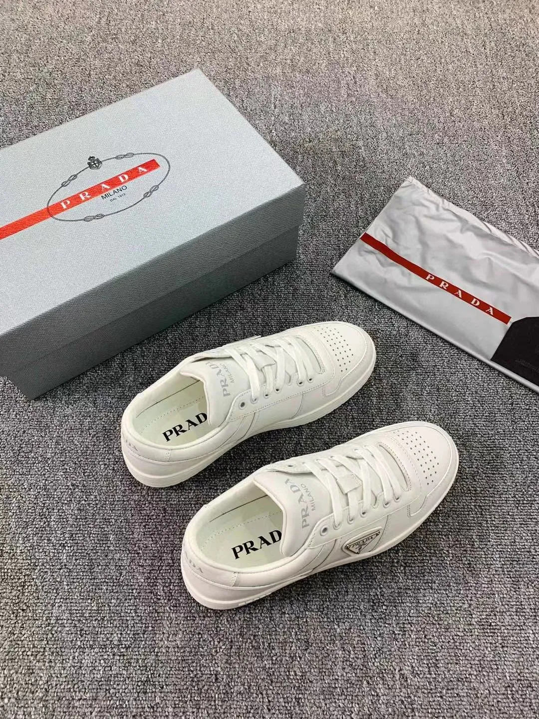 P380 Yuan 38-45 Prada Prada’s new men’s leather sports shoes, the highest version on the market, any comparison is welcome🆚! The original leather has excellent texture and is super high-end! Fetal sheep net lining imported from Italy, removable pad! Luxurious materials and fine workmanship, highly recommended!